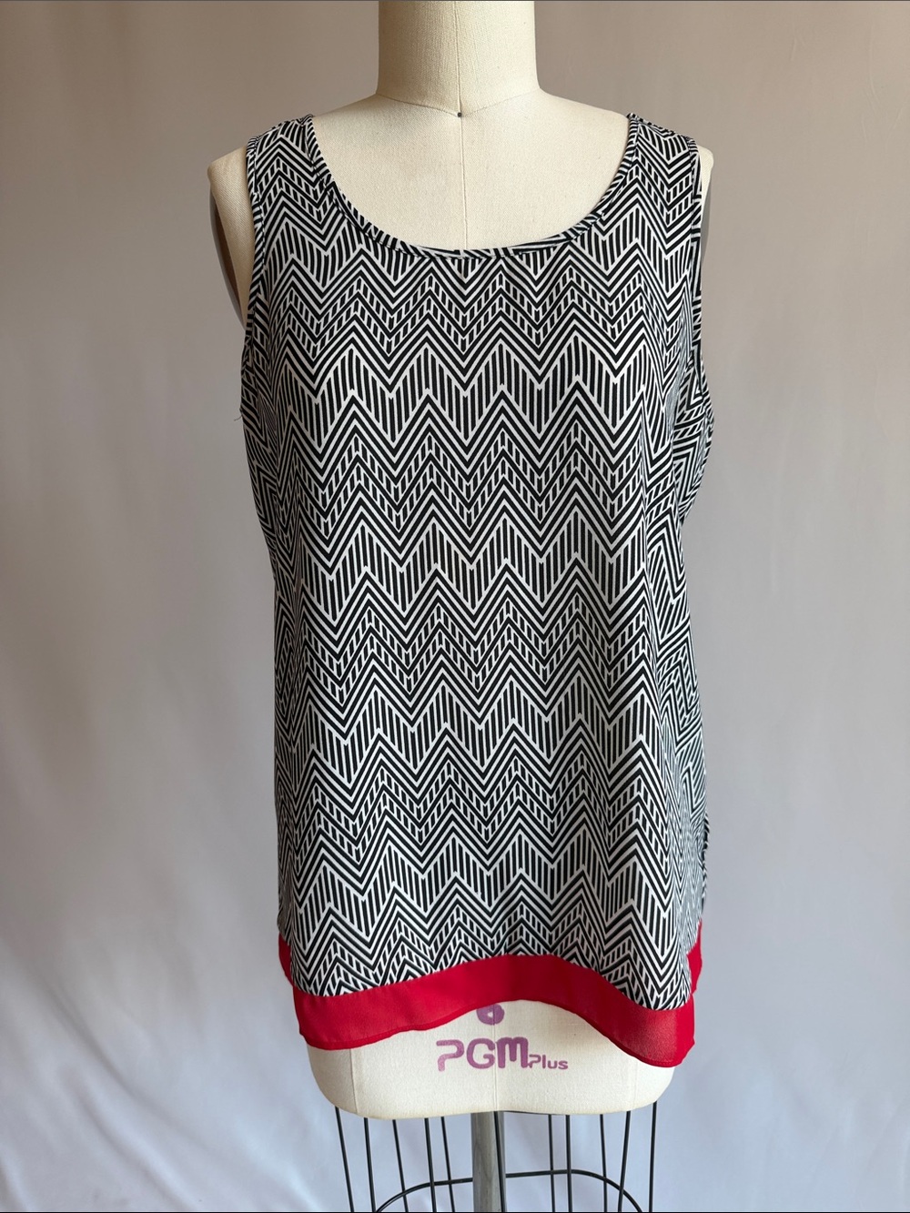 Sleeveless Chevron Print Tank Top with Red Hem